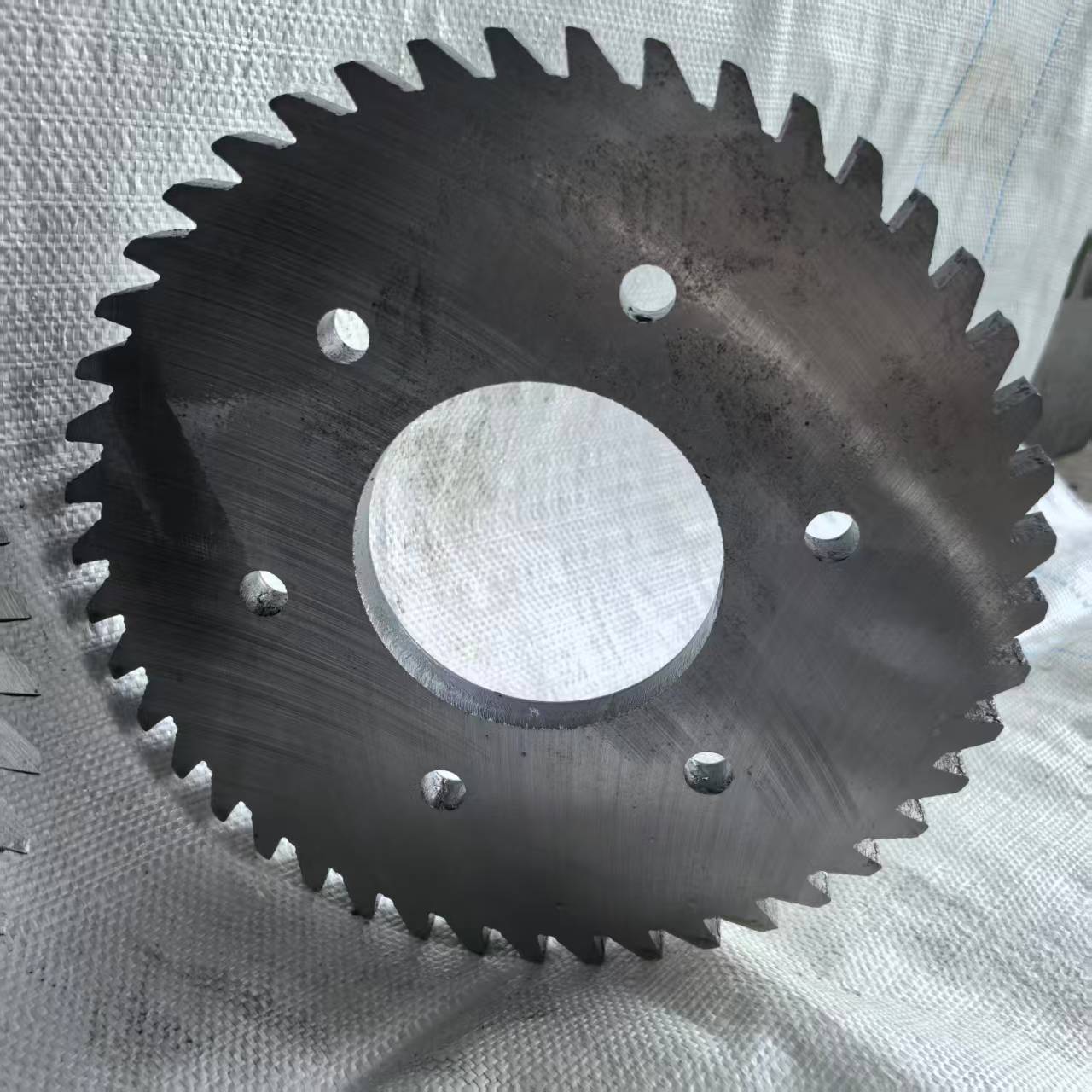 Apakah yang Membuatkan Bilah Keropok Getah Dioptimumkan Xinzhe Tools Memenangi Pengiktirafan Global Daripada Pengitar Semula Getah?